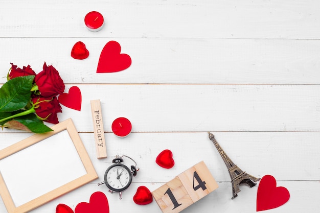 Foto data di calendario rossa creativa del cuore del cuore di celebrazione di festa di amore di vista superiore creativa della composizione nel giorno