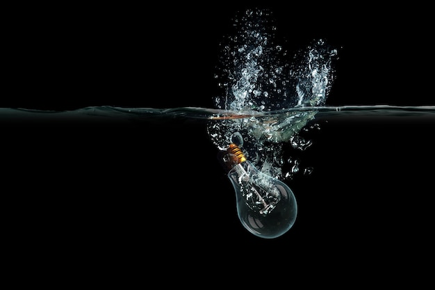 写真 電球に創造的な水のしぶき。ミクストメディア