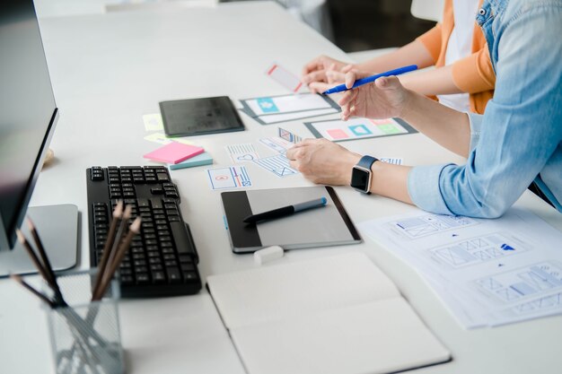 Photo creative web designer planning application and developing template layout, framework for mobile phone. user experience (ux) concept.