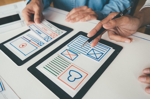 クリエイティブなWebデザイナーの計画アプリケーションと携帯電話用のテンプレートレイアウトフレームワークの開発ユーザーエクスペリエンスUXコンセプト