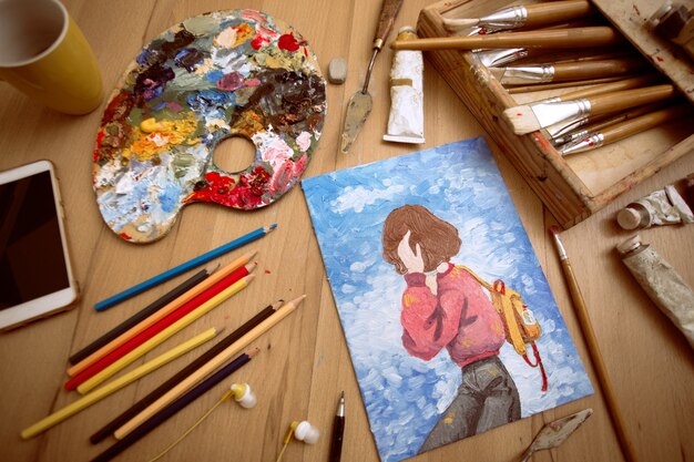 クリエイティブな週末。女の子は油絵の具で絵を描く