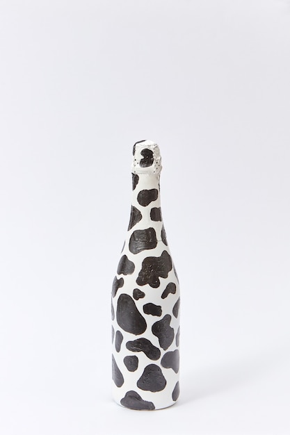 Bottiglia di vino bianco creativa dipinta con macchie nere
