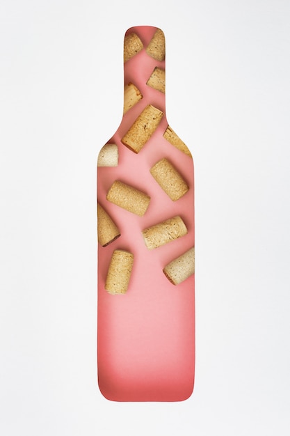 Foto bottiglia di vino creativa con tappi di legno all'interno. forma di bottiglia davanti. concetto per cantina, bar degustazione. piatto disteso con spazio vuoto per il testo.