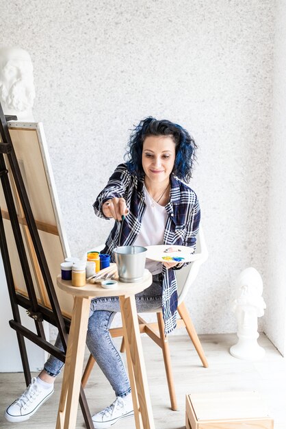 Photo creative woman artist painting a picture working in her studio