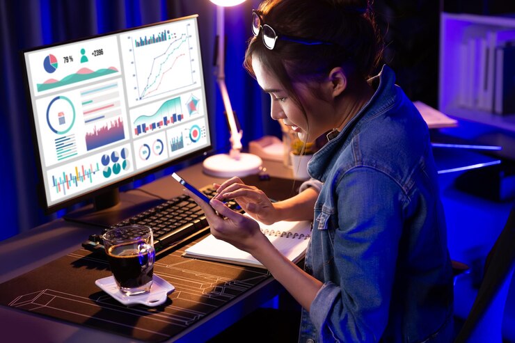 फोटो creative woman focusing on smartphone comparing with report on pc stratagem