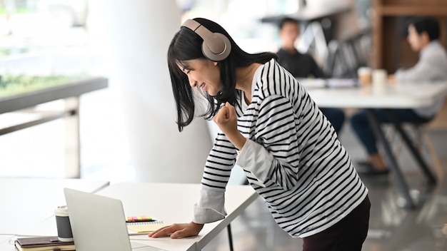 創造的な女性の動機ワークスペースで成功した瞬間。