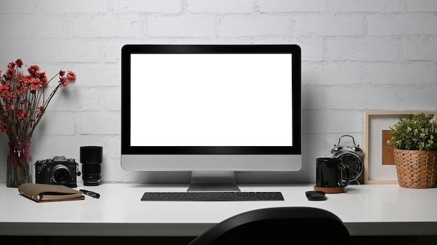 Креативное рабочее место с компьютерной камерой, ноутбуком и комнатным растением на деревянном столе Пустой дисплей для вашего рекламного текста