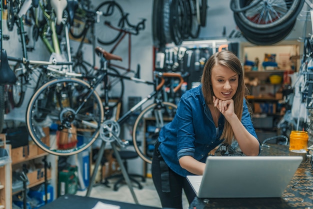 Creativiteit is een proces. Vrouwenwerktuigkundige die aan laptop werken.