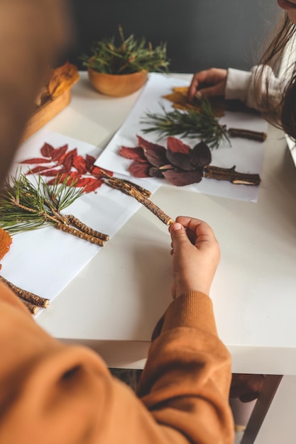 Creativiteit van kinderen studie van natuurlijke materialen door kinderen