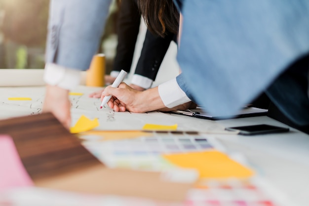 La creatività confronta le idee il concetto di idee con l'officina di riunione del partnet di affari