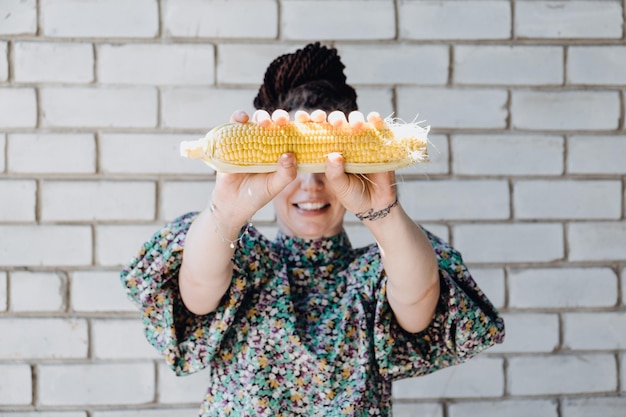 Creator creative director artist producer Creatief portret van trendy hipster zelfverzekerde vrouw met dreadlocks die groenten vasthouden