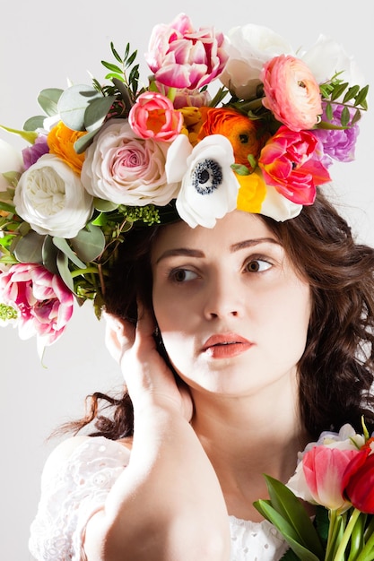 Creavtive kunst mode vrouw portret met krans van bloemen