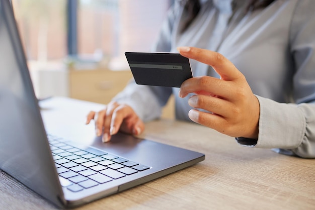 온라인 쇼핑 및 예산 지불을 위한 여성의 손이 있는 신용 카드 노트북 및 금융 전자 상거래 fintech 및 소녀 고객과의 암호 및 투자 웹 사이트 및 인터넷을 위한 뱅킹