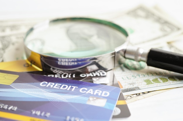 Кредитная карта и увеличительное стекло для онлайн-покупок, безопасность, финансовая бизнес-концепция