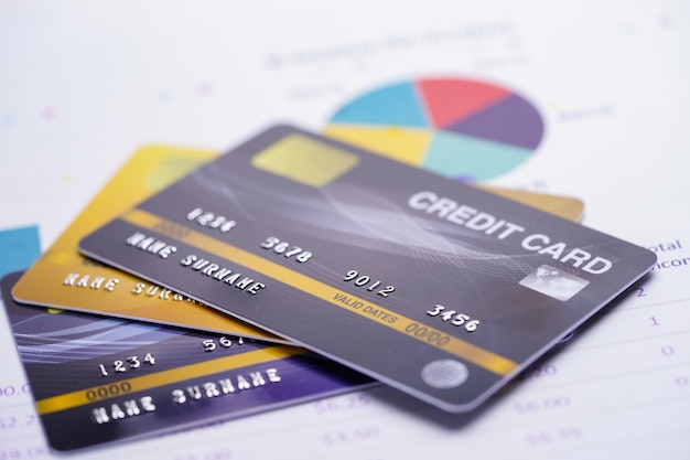 Modello di carta di credito su carta millimetrata.