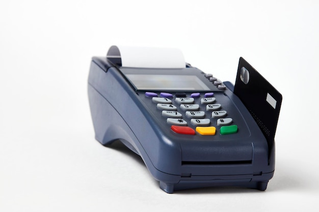 Оплата кредитной картой, покупка и продажа услуг. Платежный терминал и кредитная карта на белом фоне