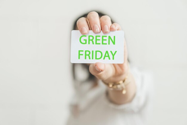 Foto carta di credito con l'iscrizione green friday in mano femminile