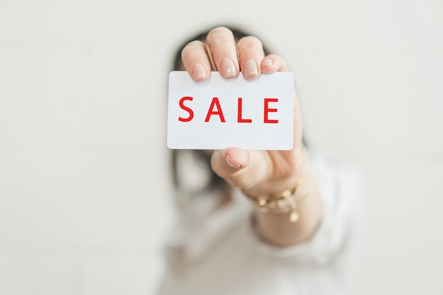 여성 손 에 "판매"라는 글자 가 새겨진 신용 카드