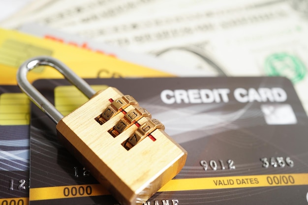 Кредитная карта с кодовым замком безопасности финансов бизнес-концепция