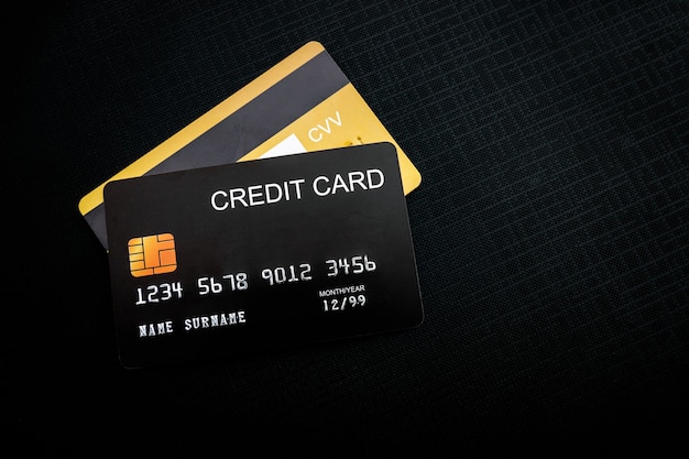 Carte di credito su tessuto nero