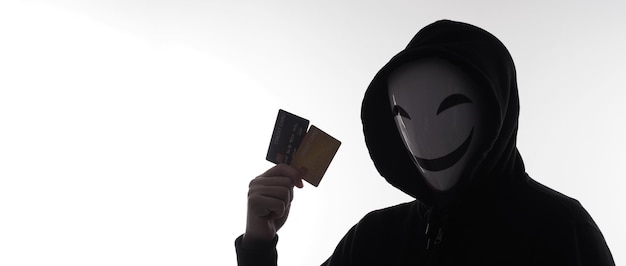 黒いフード シャツを着た匿名の男がクレジット カードの個人データを盗んだ