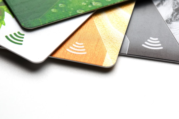 非接触型支払いのクレジットカード。白い背景と分離されたクレジットカードの山