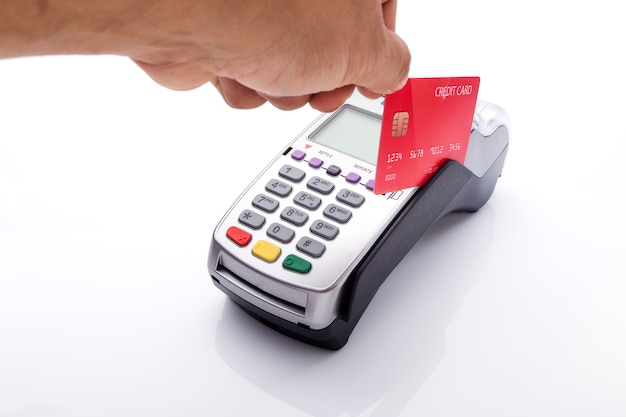 Creditcard en pos terminal op wit