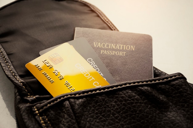 Creditcard en vaccinatiepaspoort voor internationale reizen in leren tas