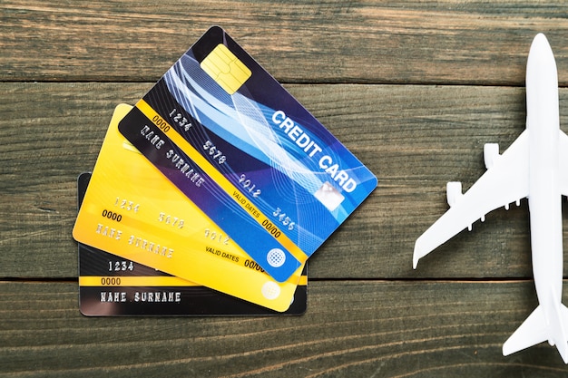 Creditcard en vliegtuigmodel op houten bureau