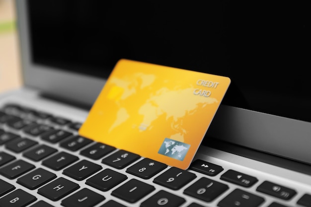 Creditcard op laptop toetsenbord close-up Internet shopping concept