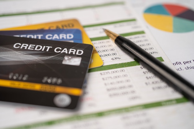 Creditcard op spreadsheetpapier. Financiële ontwikkeling, bankrekening, statistiek, investeringsanalytisch onderzoek data-economie, beurshandel, bedrijfsconcept.