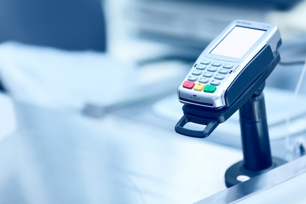 Creditcard POS-terminal bij de kassa in een winkel.