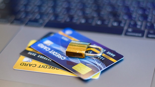 Creditcard veiligheidsconcept, creditcard met hangslot