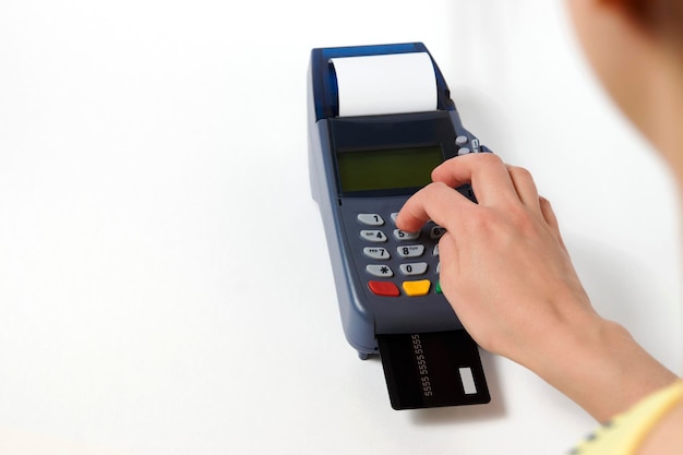 Creditcardbetaling, koop- en verkoopservice. vrouwenhand met creditcard en betalingsterminal op witte achtergrond, close-up