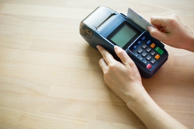 Creditcardbetaling om online te winkelen met machinebetalingen.