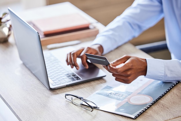 Creditcardlaptop en financiën met handen van zakenman voor investeringen, sparen of online winkelen Boekhoudkundige fintech en digitale betaling met zwarte klant voor budgetbankieren of handelen