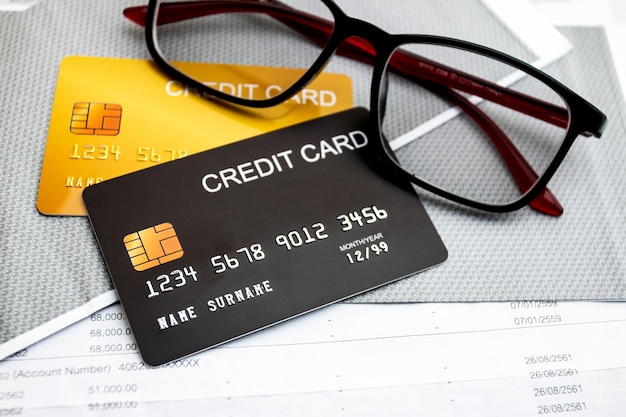 Creditcards en glazen op tafel