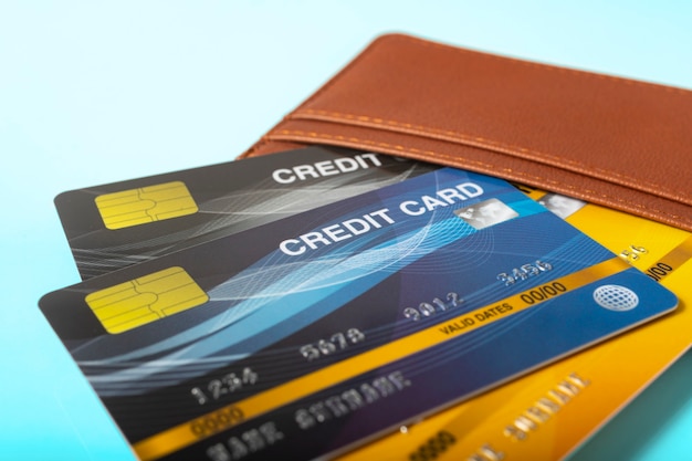 Creditcards in lederen portemonnee op witte achtergrond