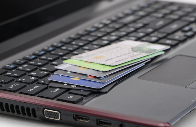 Creditcards op laptop toetsenbord. Concept van online winkelen en e-commerce