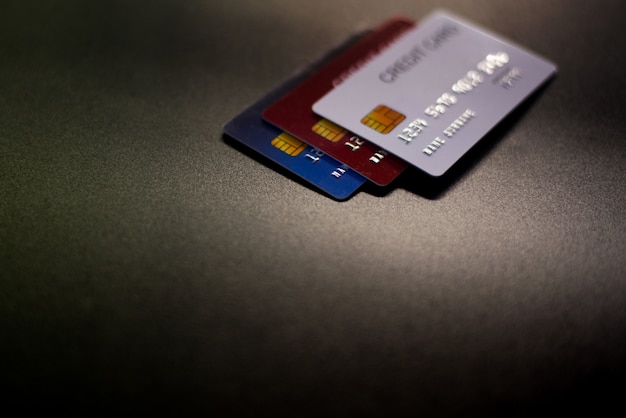 Creditcards op zwart oppervlak