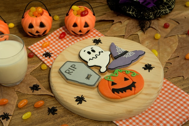 Foto creepy halloween cookie accanto a un bicchiere di latte