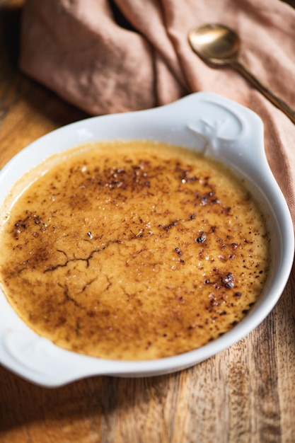 Испанский десерт Crema Catalana с избирательным фокусом сахарной корочки