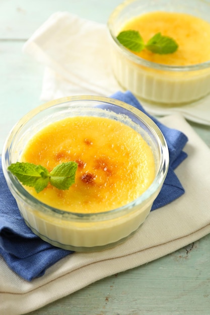 Creme brulee dessert op servet op een houten achtergrond kleur