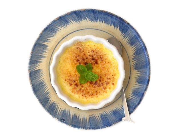 Crème brulee in een keramische kom geïsoleerd op een witte achtergrond