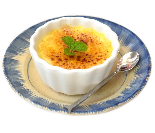 Crème brulee in een keramische kom geïsoleerd op een witte achtergrond