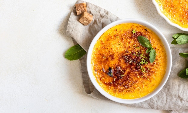 Crème brulee met karamelkorst en munt Beroemd Frans dessert Heerlijke desserts