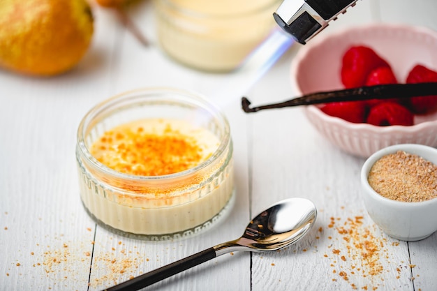 Foto creme brulee sul tavolo bianco