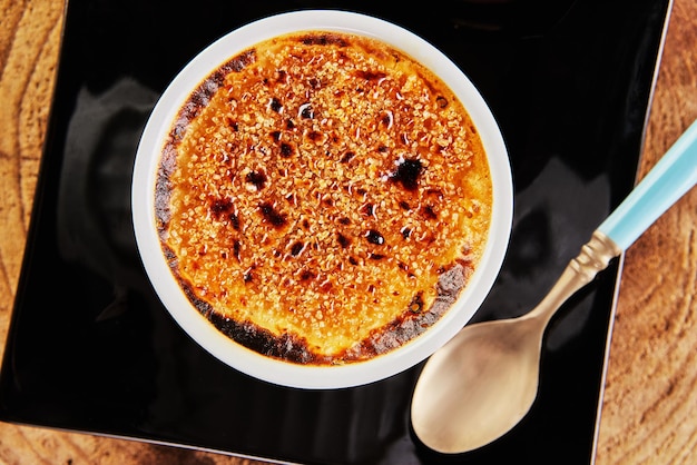 숟가락으로 접시에 특별한 형태로 버섯과 크림 brulee. 플랫 레이. 확대