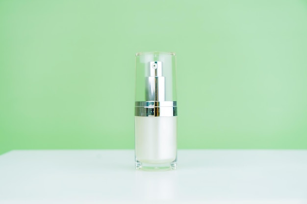 Crème container geïsoleerd op groene achtergrond Cosmetische glazen fles