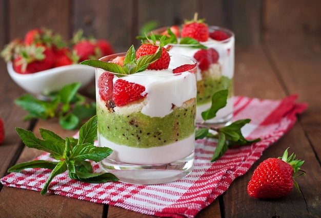 Creme dessert met aardbeien en kiwi